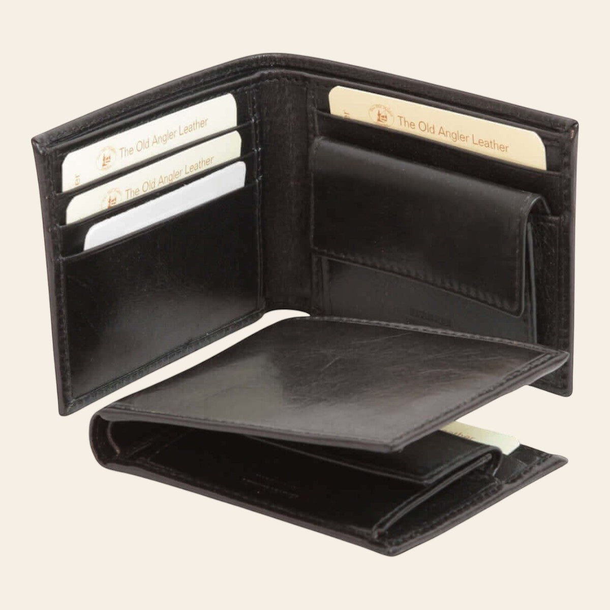 Portafoglio in pelle nero aperto con scomparti per carte e tasca interna.