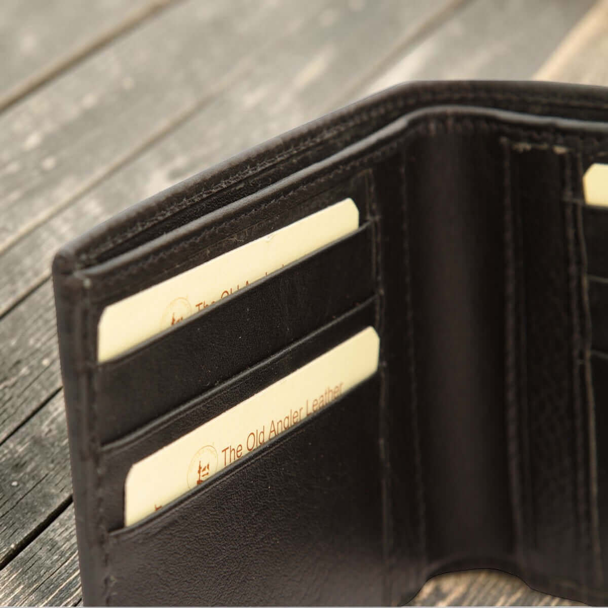 Portafoglio in pelle nero con tasche interne per carte, vista ravvicinata degli scomparti