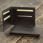 Portafoglio bifold in pelle nera con due scomparti e tasche per carte