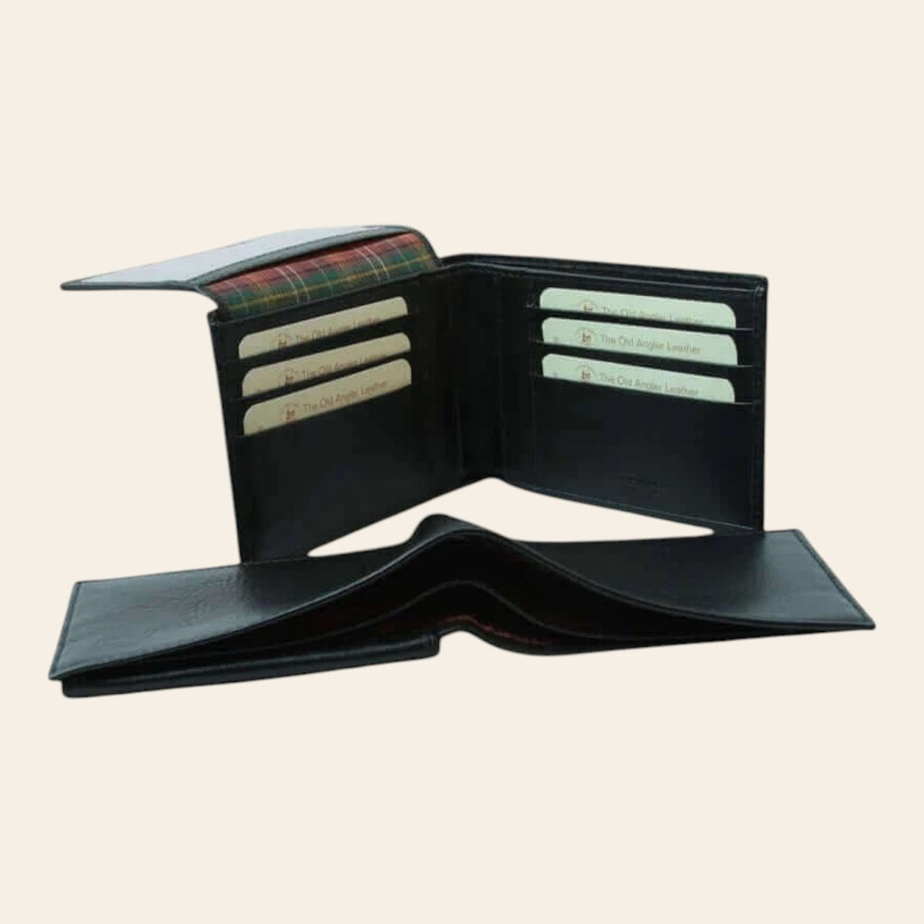 Portafoglio in pelle nera RFID aperto, tasche carte multiple e tasca per documenti.