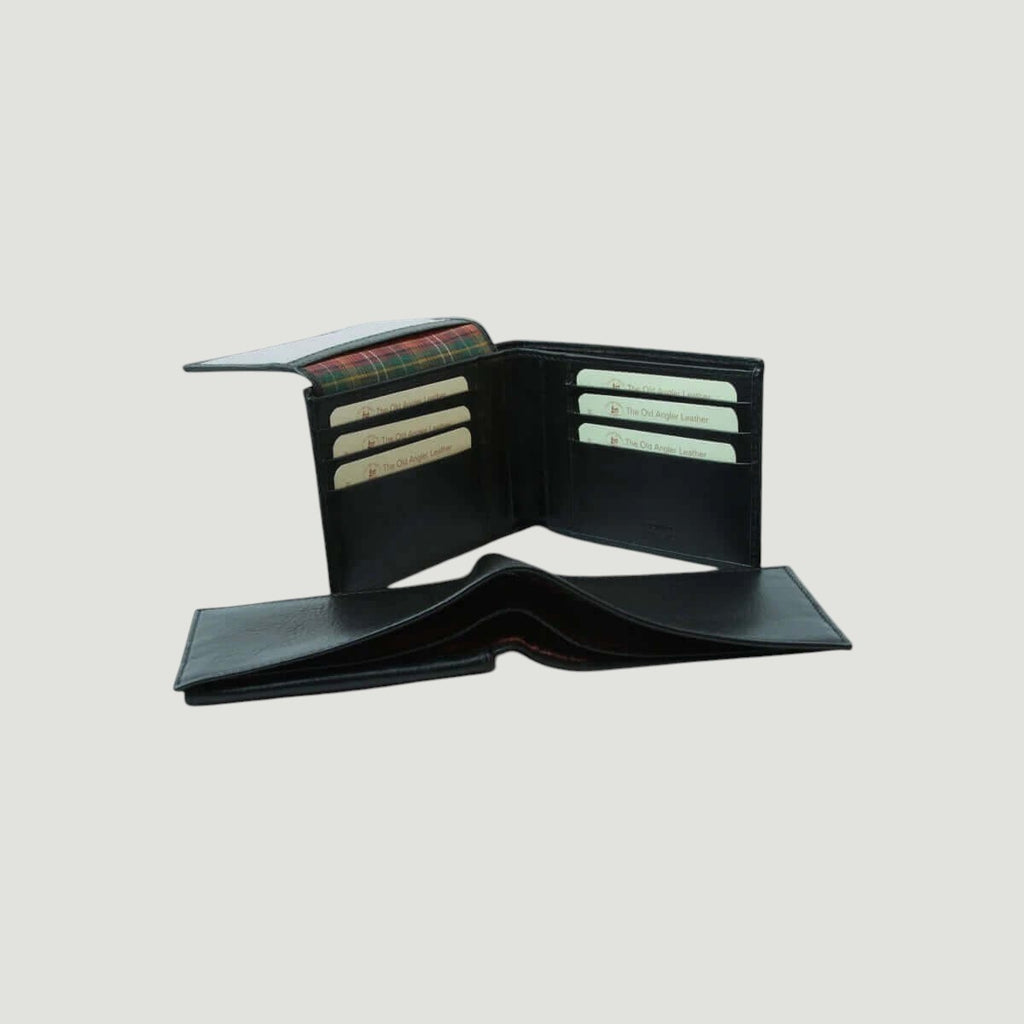 Portafoglio in pelle nera RFID aperto, tasche carte multiple e tasca per documenti.