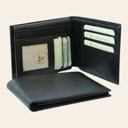 Portafoglio grande in pelle nera RFID, interno con tasche carte e scomparto banconote.