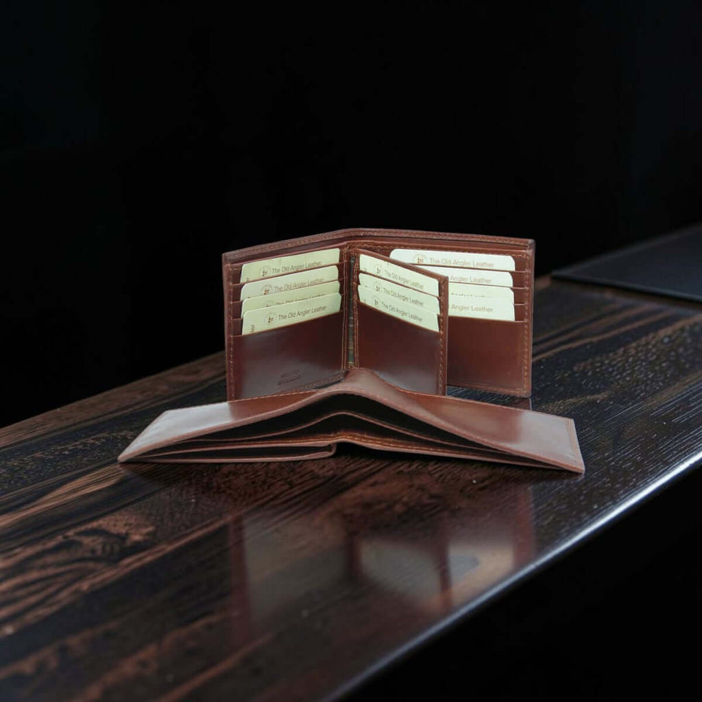 Portafoglio in pelle marrone Old Angler aperto con scomparti e tasca interna