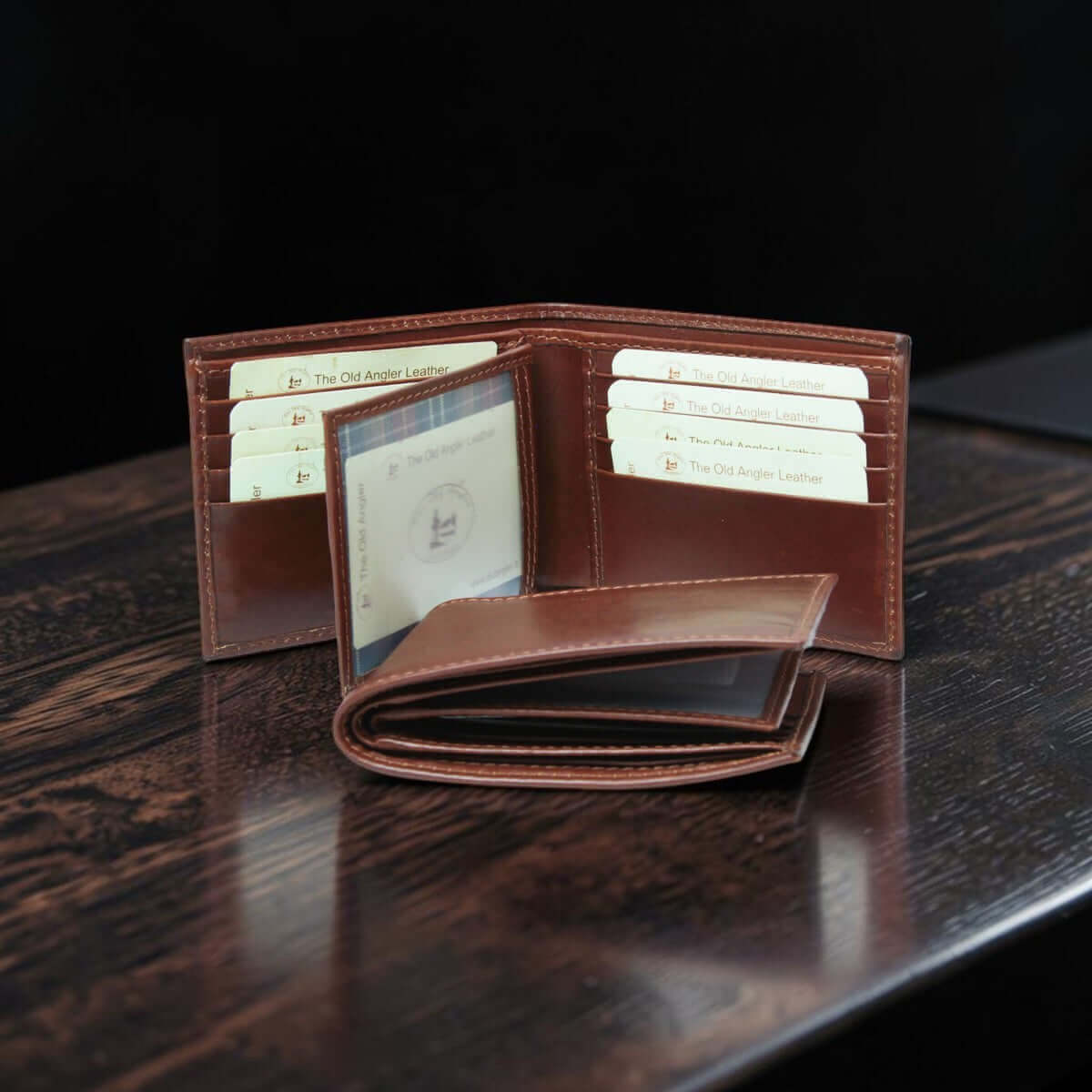 Portafoglio in pelle marrone, aperto con scomparti per carte e banconote