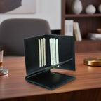 Portafoglio piccolo in pelle nera con fessure interne per carte e patta.
