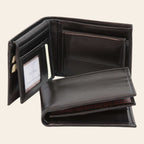 Portafoglio da uomo in cuoio nero con scomparti per carte, aperto.