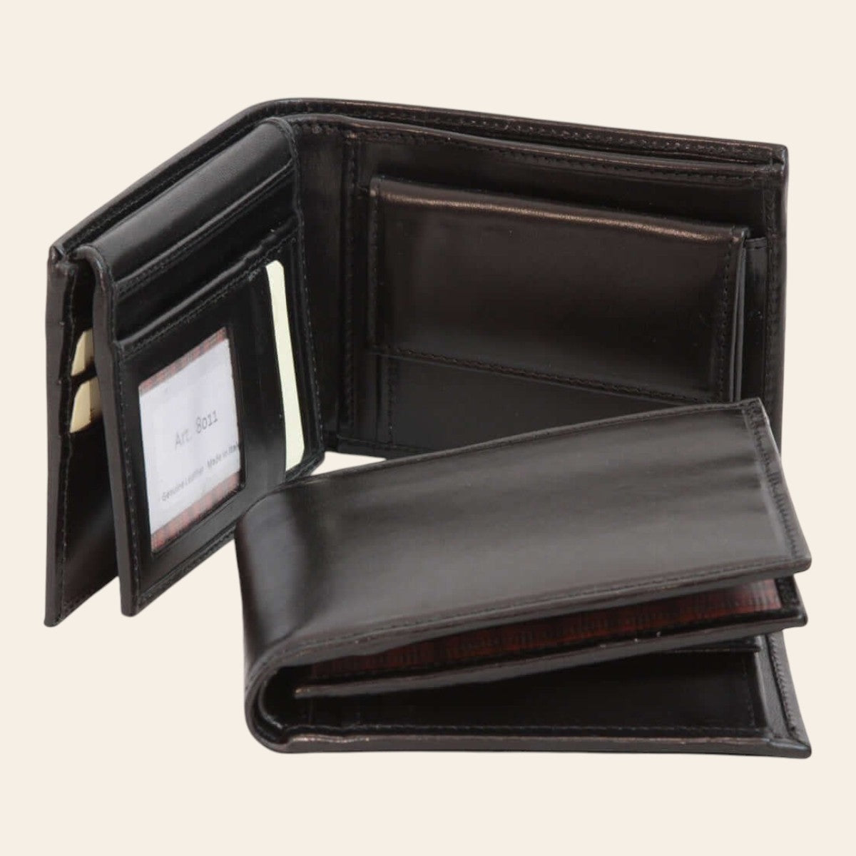 Portafoglio da uomo in cuoio nero con scomparti per carte, aperto.