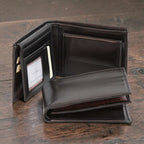 Portafoglio da uomo in cuoio nero con scomparti per carte, aperto.