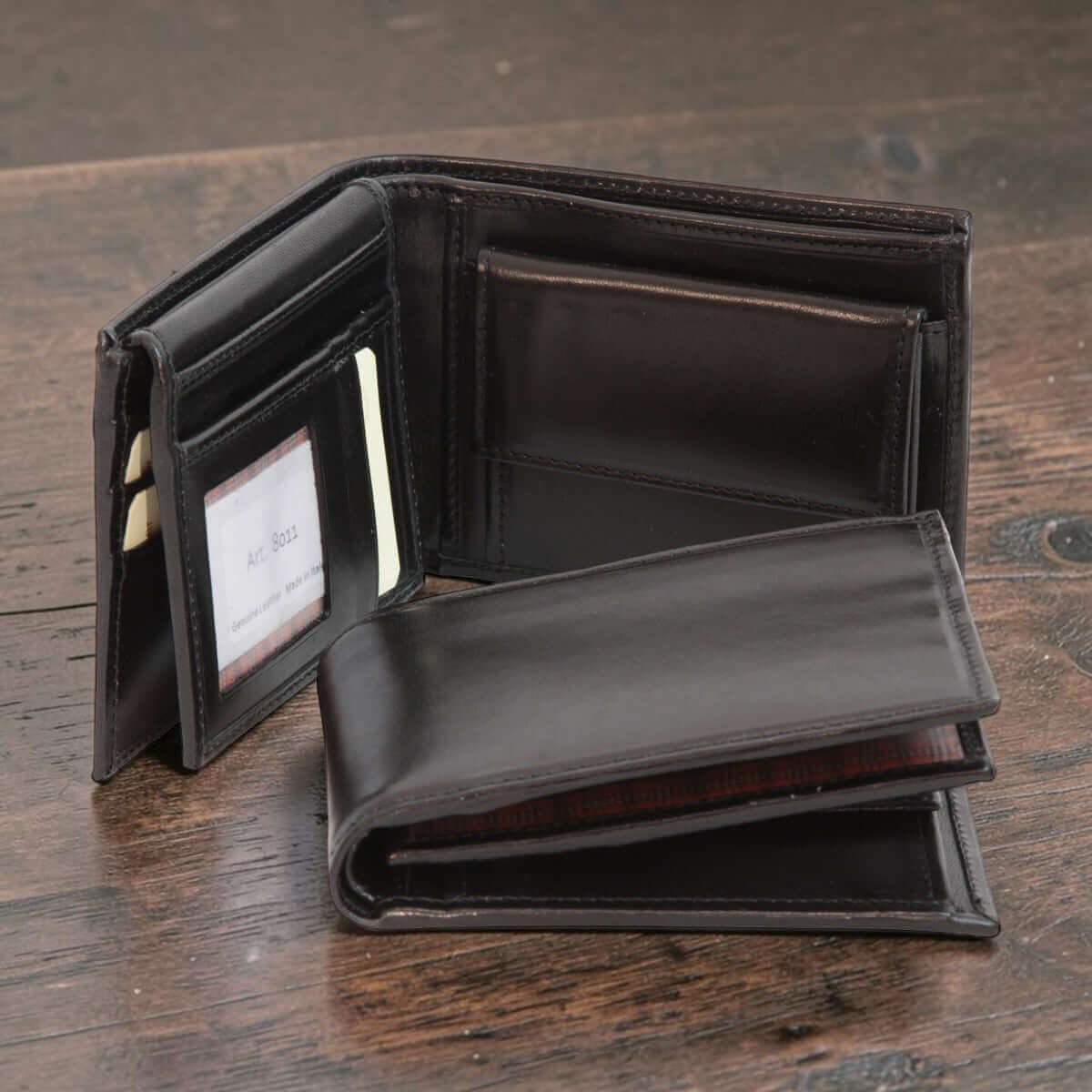 Portafoglio da uomo in cuoio nero con scomparti per carte, aperto.