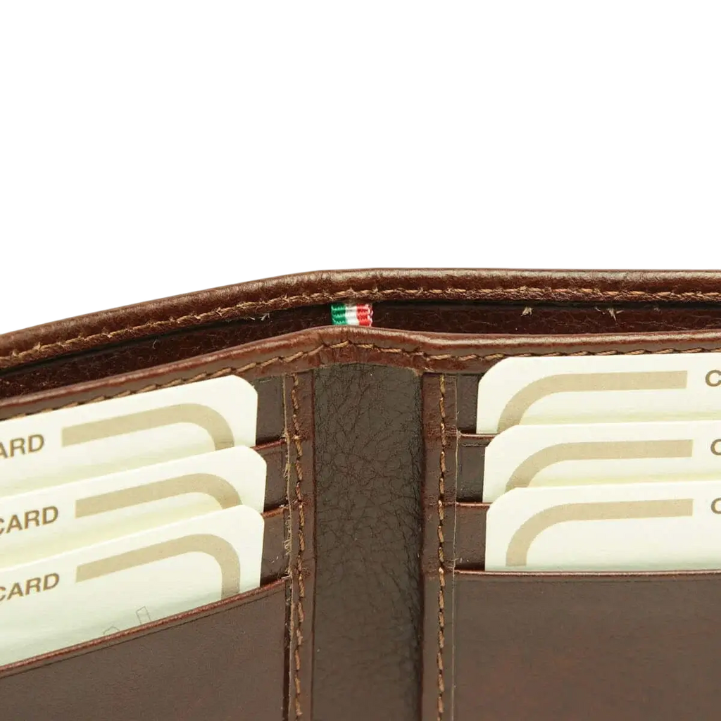 Portafoglio uomo in pelle marrone aperto, due scomparti con tasche per carte