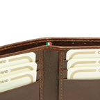 Portafoglio uomo in pelle marrone aperto, due scomparti con tasche per carte