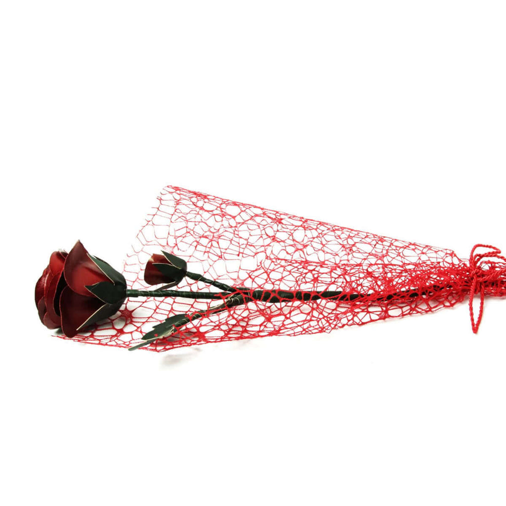 Rosa rossa in pelle decorativa avvolta in rete rossa, ideale per decorazioni e allestimenti speciali.