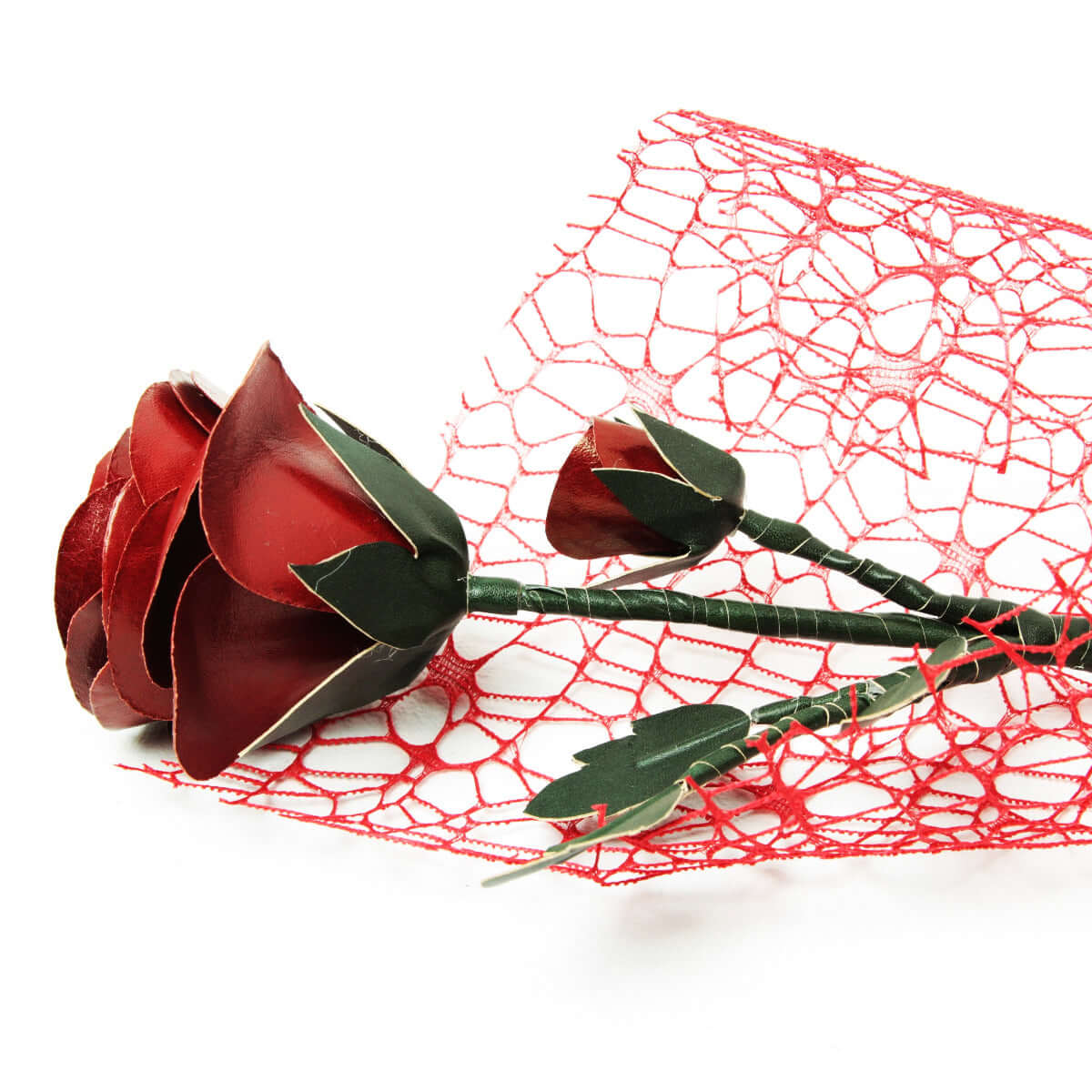Rosa rossa in pelle decorativa su sfondo di rete rossa, elegante decorazione per interni.
