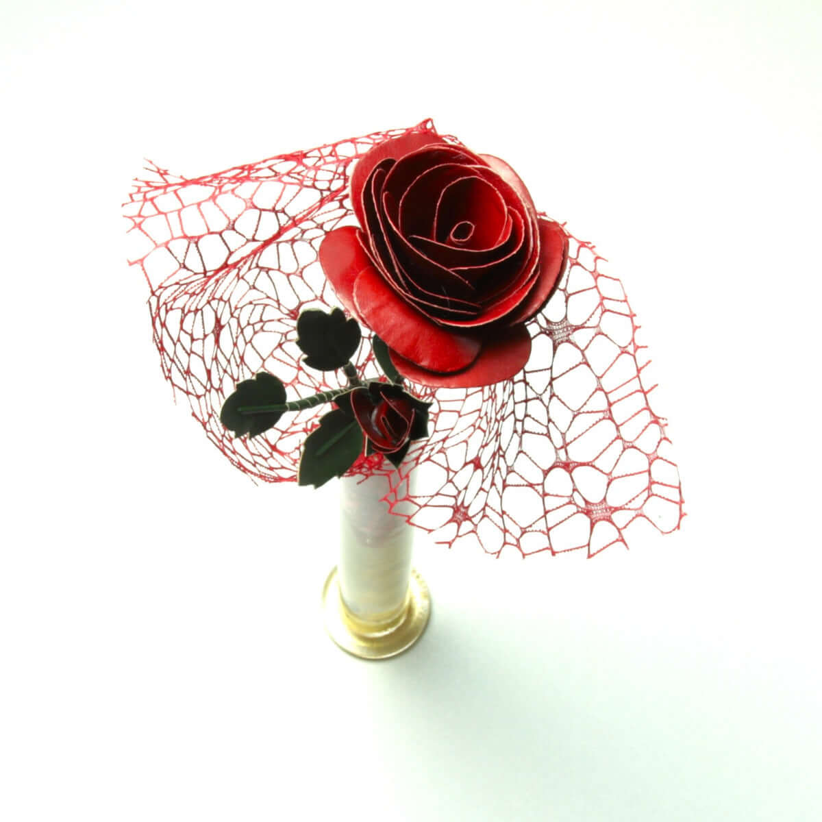 Rosa rossa in pelle decorativa con reti rosse e foglie verdi, perfetta per decorazioni eleganti.