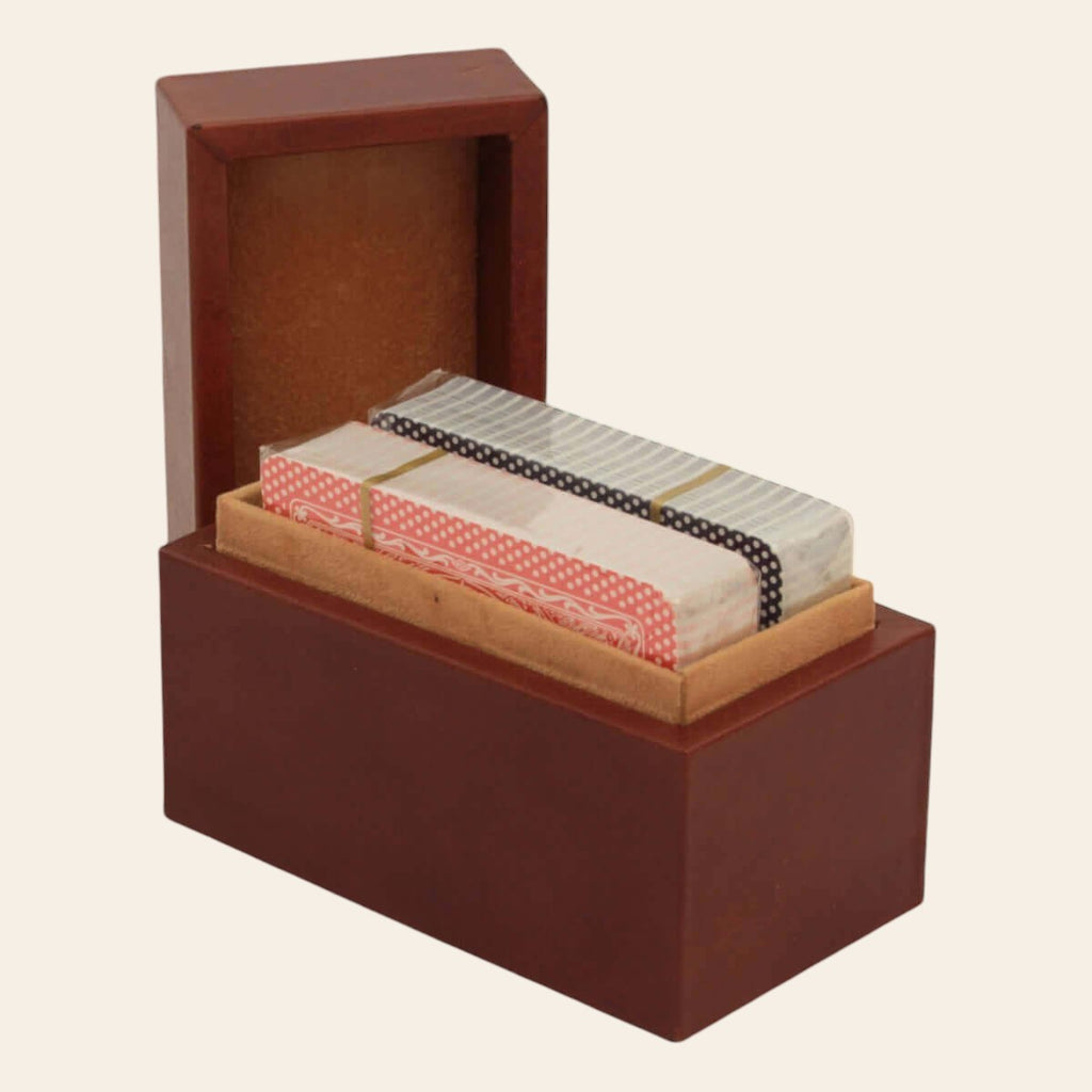 Scatola porta carte in pelle marrone con coperchio verticale e carte visibili sul vassoio.