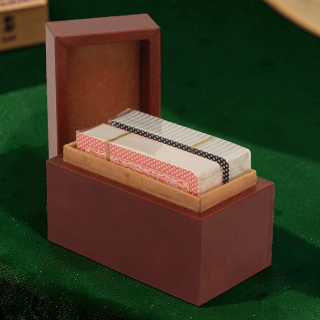 Scatola porta carte in pelle marrone con coperchio verticale e carte visibili sul vassoio.