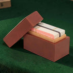 Scatola porta carte in pelle marrone con coperchio aperto e carte visibili nel vano.