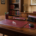 Set da scrivania in pelle rossa: tappetino, mousepad e vassoio sul piano