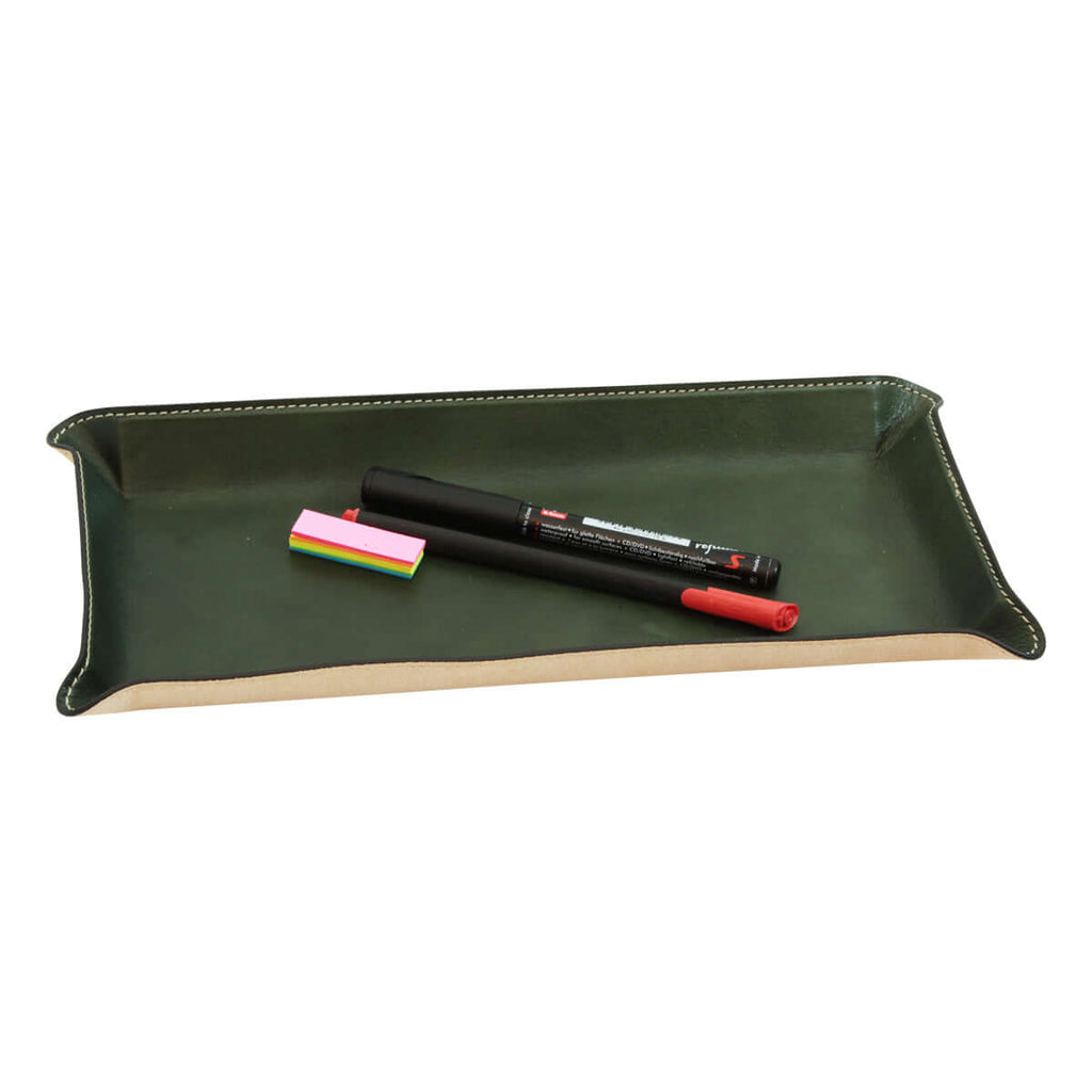 Vuotatasche rettangolare in pelle verde del set da scrivania in pelle verde con penne e evidenziatori.