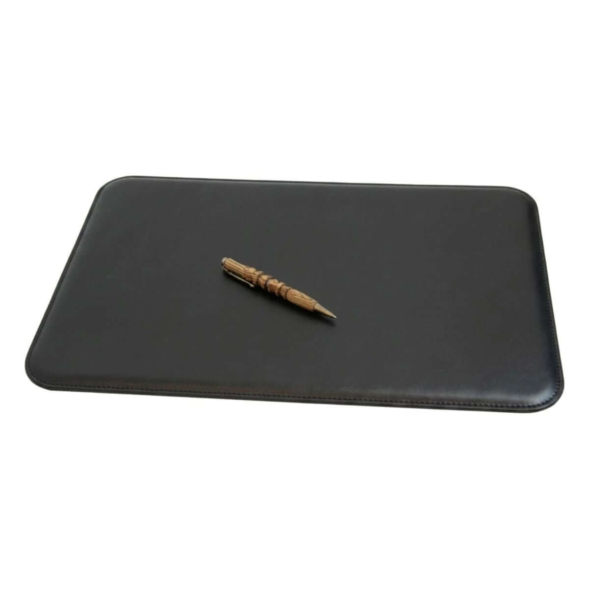 Sottomano in pelle nero con penna in legno, misura cm 48x33, realizzato in vitello pieno fiore.
