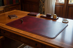 Sottomano in pelle bordeaux con angoli arrotondati e bordo con cuciture