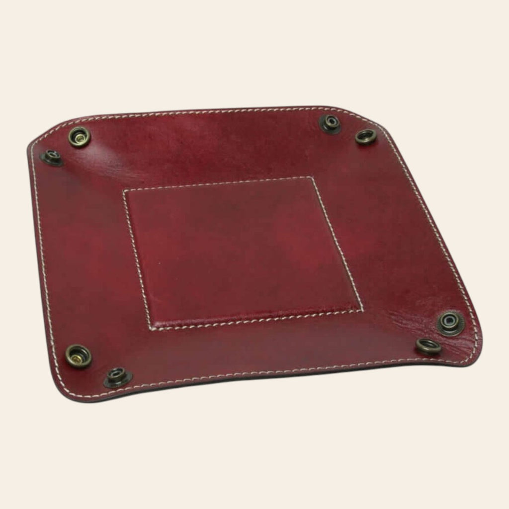 Vassoio svuotatasche in pelle rossa rettangolare con pannello centrale e 4 rivetti