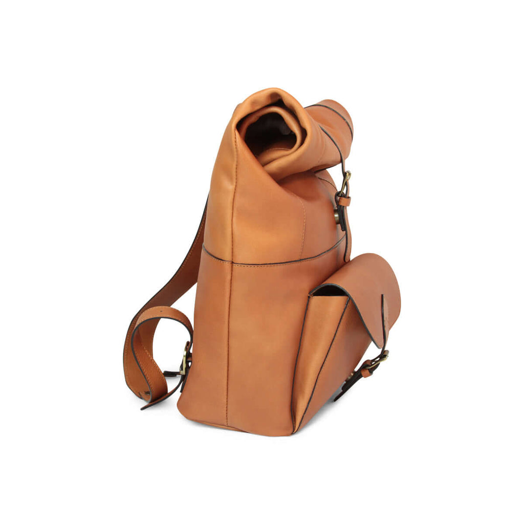 Zaino in pelle coloniale in cuoio con tracolle regolabili e tasca esterna chiusa con fibbia.