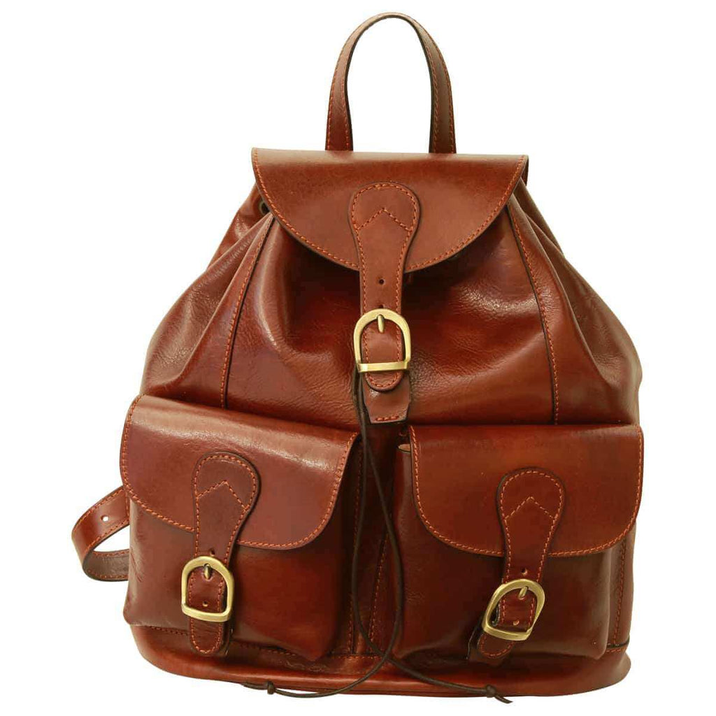 Zaino in pelle marrone con tasche frontali, elegante e resistente, con fibbie per chiusura.