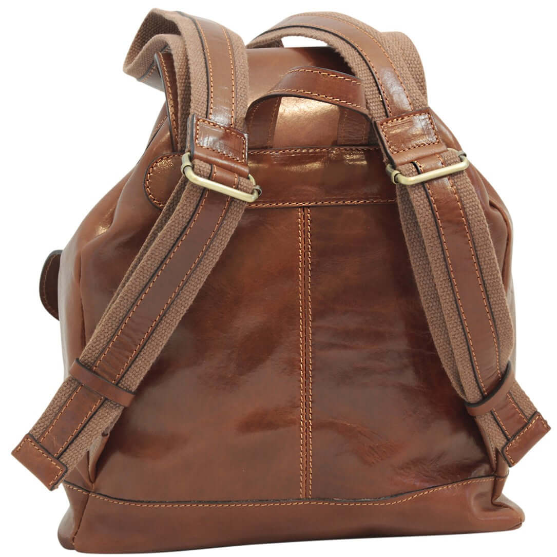 Zaino in pelle marrone con tasche frontali, realizzato in pelle di vitello pieno fiore, elegante e resistente.