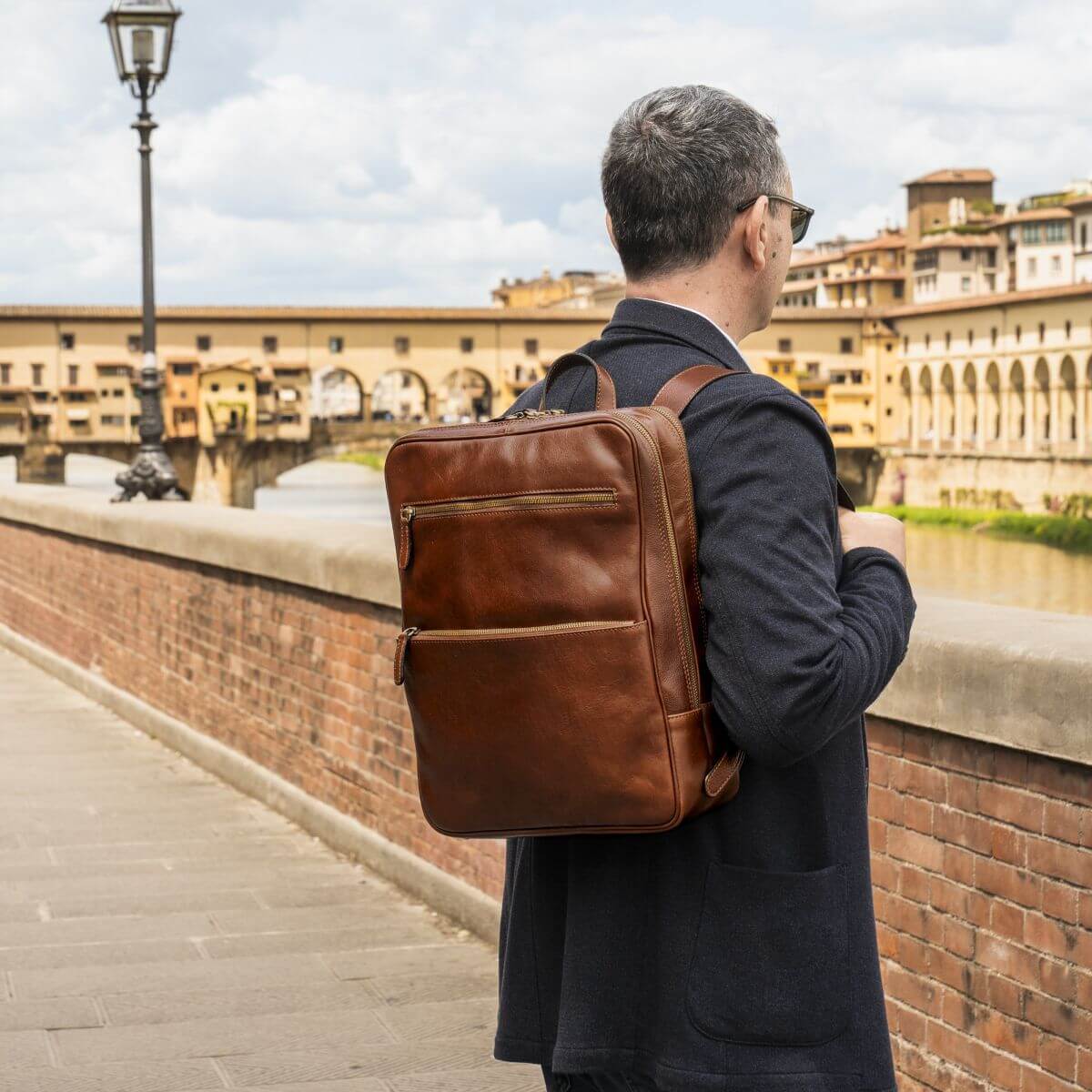 Zaino in pelle marrone con manico e tracolla, fascia trolley