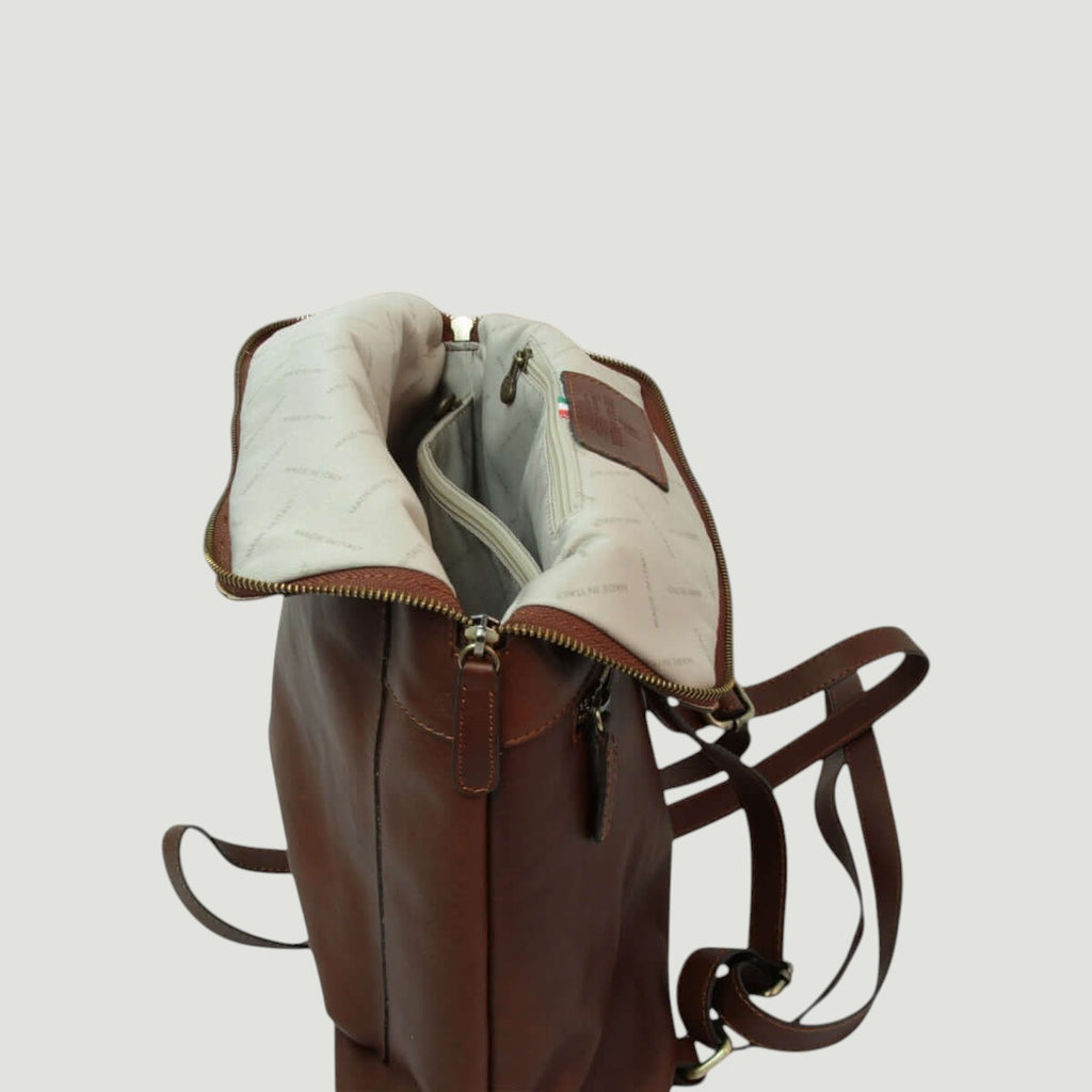 Zaino in pelle marrone con apertura superiore e fodera chiara visibile