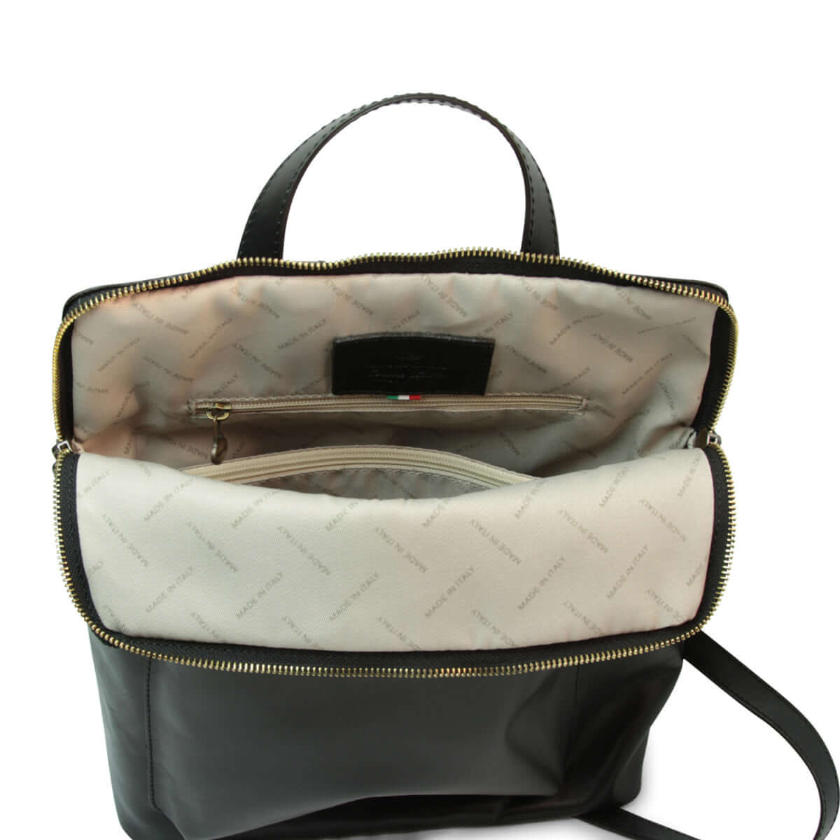Interno di zaino in pelle nero, con tasche e fodera in polyestere stampato "made in italy".
