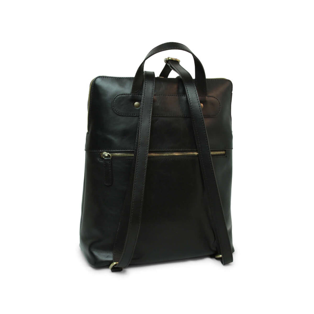 Zaino in pelle nero con tasche e tracolle regolabili, design elegante e funzionale.