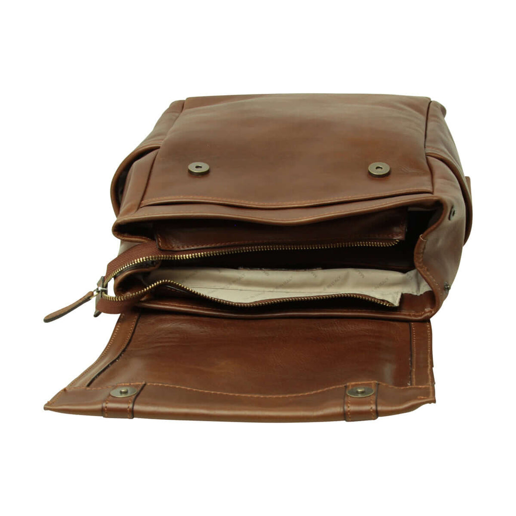 Interno dello zaino in pelle per laptop trolley con scomparti e cerniera, colore castagna.