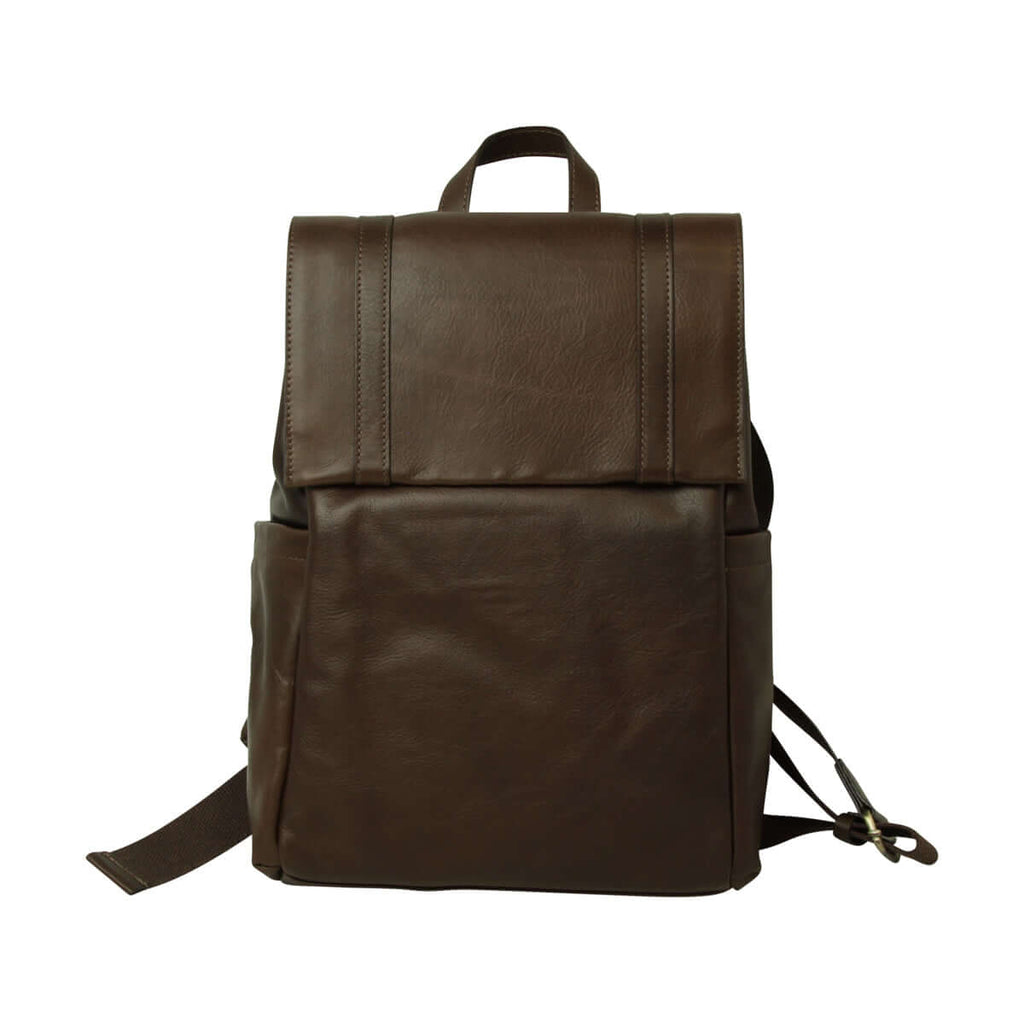 Zaino pelle laptop marrone scuro con patta e tasche laterali, design elegante e funzionale.