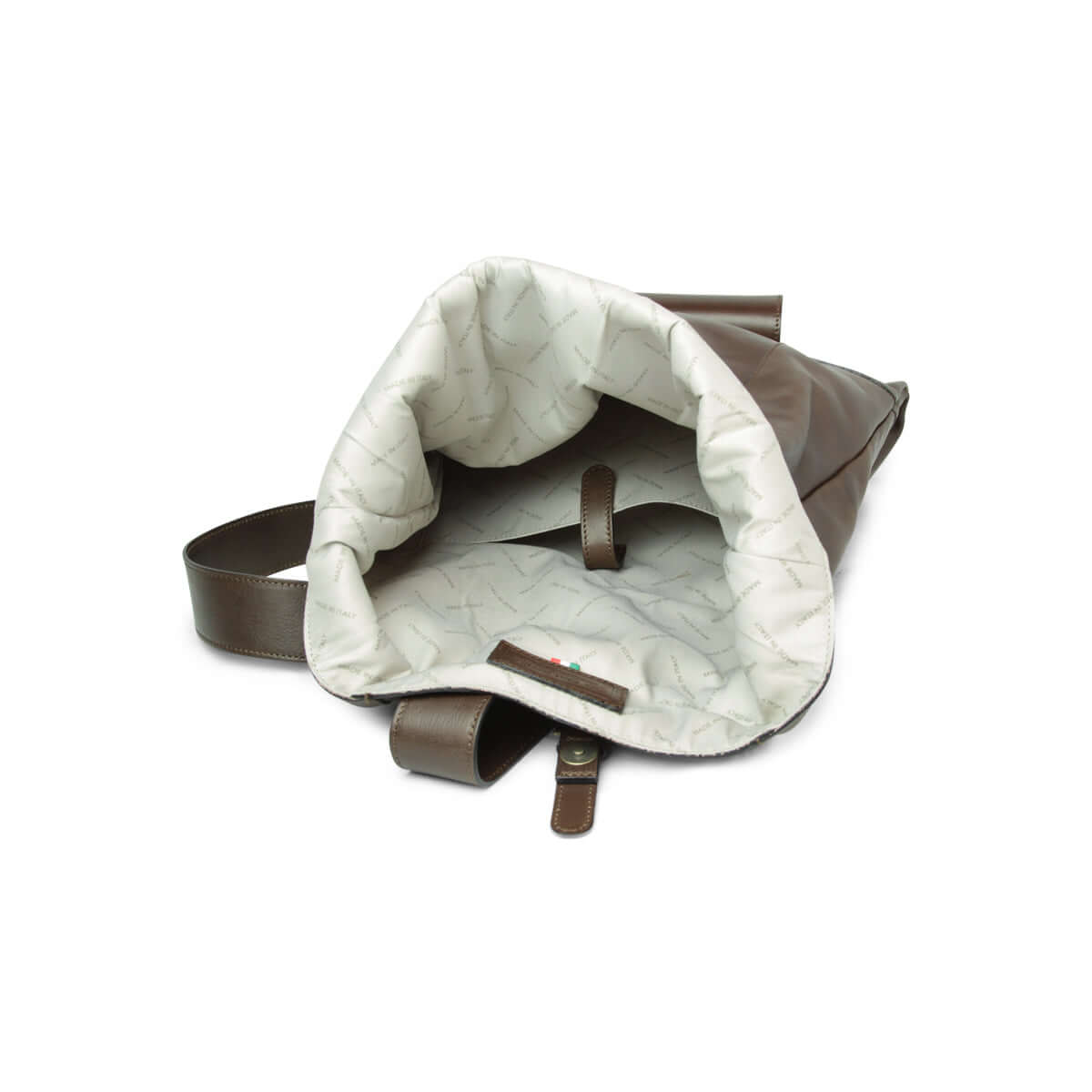 Interno dello zaino in pelle con tasca per laptop, mostrando la qualità della fodera e dettagli curati.