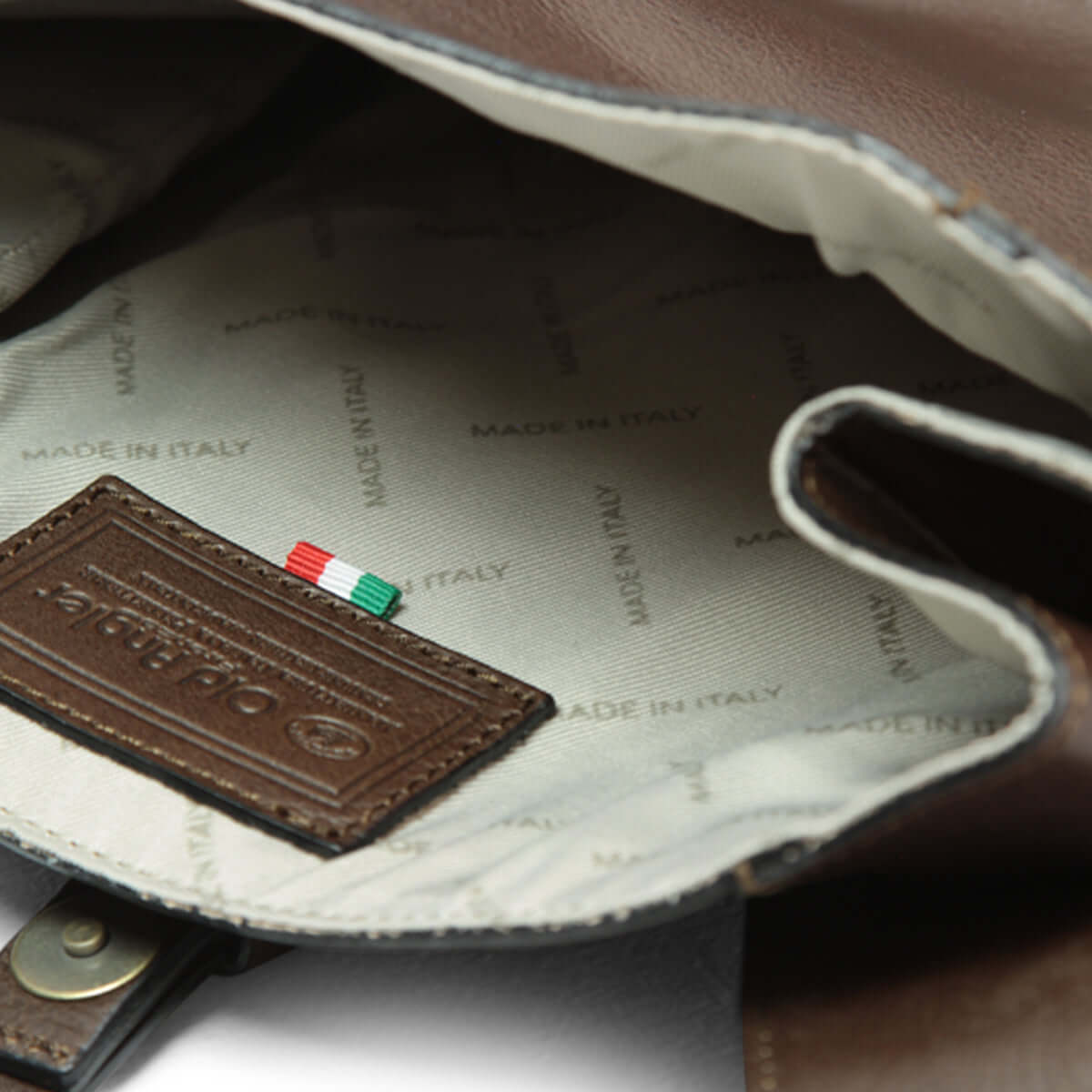 Interno dello zaino in pelle con tasca per laptop, elegante e resistente, realizzato in Italia.