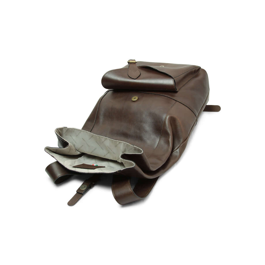 Zaino in pelle con tasca per laptop, vista interna con dettagli eleganti e funzionali.