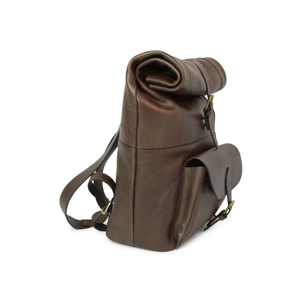 Zaino in pelle con tasca per laptop di colore marrone, con dettagli raffinati e design elegante.