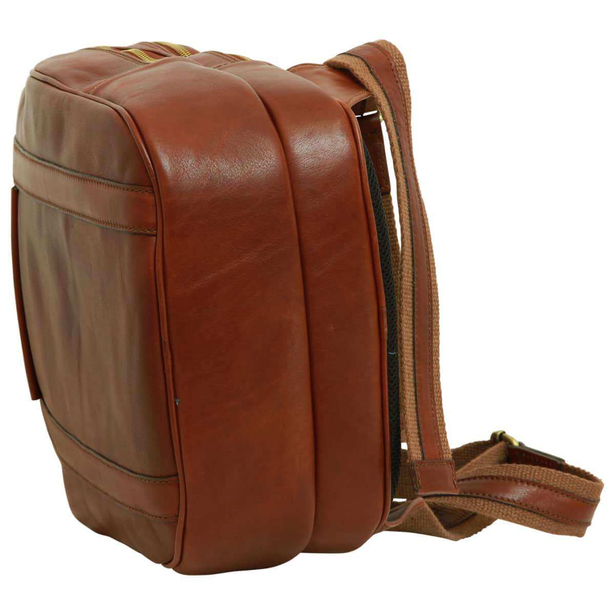 Zaino laptop vitello morbido marrone, laterale, con tracolle regolabili e design elegante.