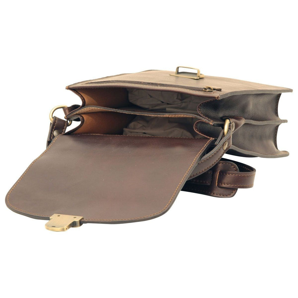 Borsa tracolla in pelle testa di moro con patta aperta e interno foderato, tasca