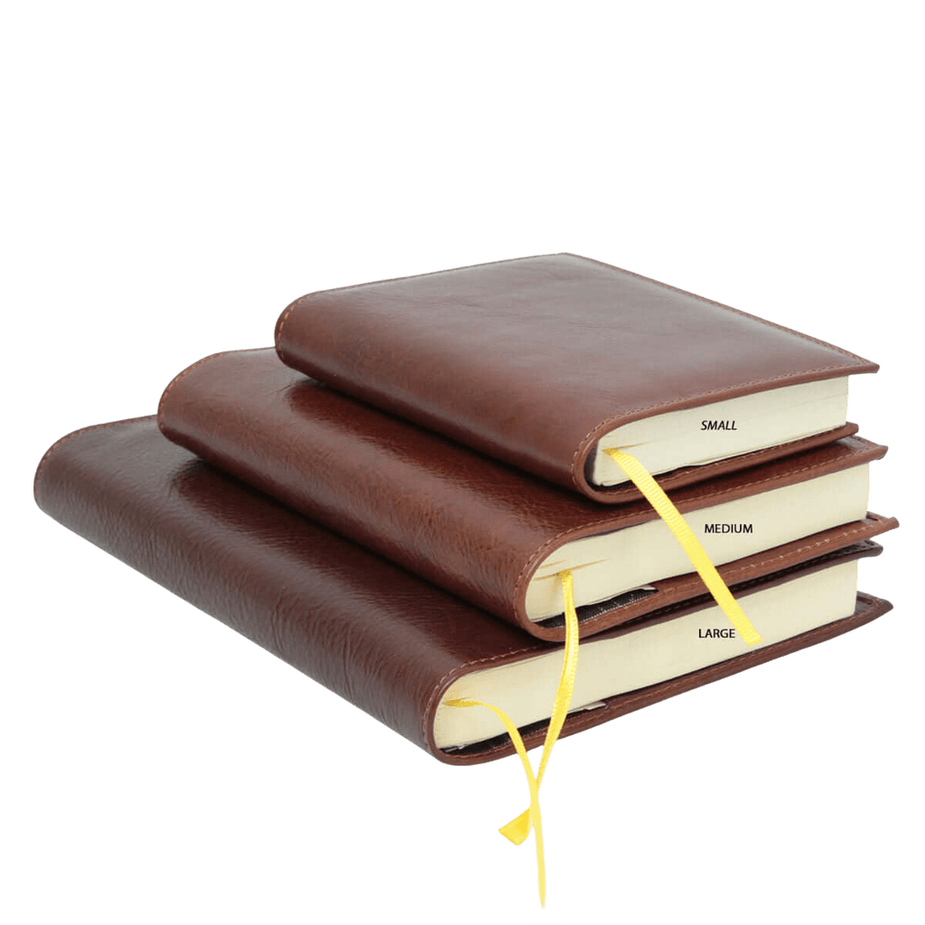 Agenda in pelle marrone impilata con etichette SMALL, MEDIUM, LARGE