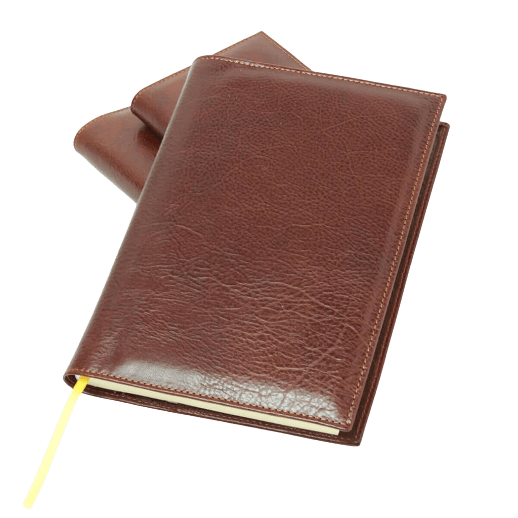 Agenda in pelle marrone chiusa con segnalibro giallo, vista frontale