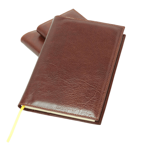 Agenda in pelle marrone chiusa con segnalibro giallo, vista frontale