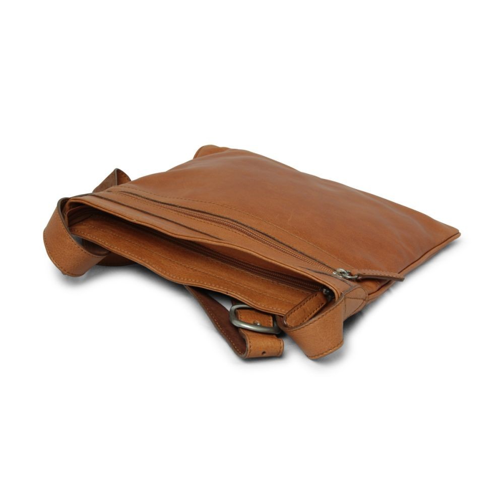 Borsa tracolla in pelle cognac con patta e chiusura a fibbia metallica