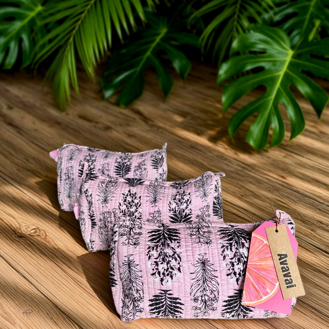 Roary pouches impermeabili in tessuto con stampe floreali su sfondo rosa, perfette per organizzare i tuoi oggetti.