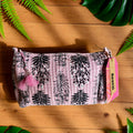 Roary Pouches impermeabili in rosa con stampa floreale, ideale per viaggi e accessori organizzatissimi.