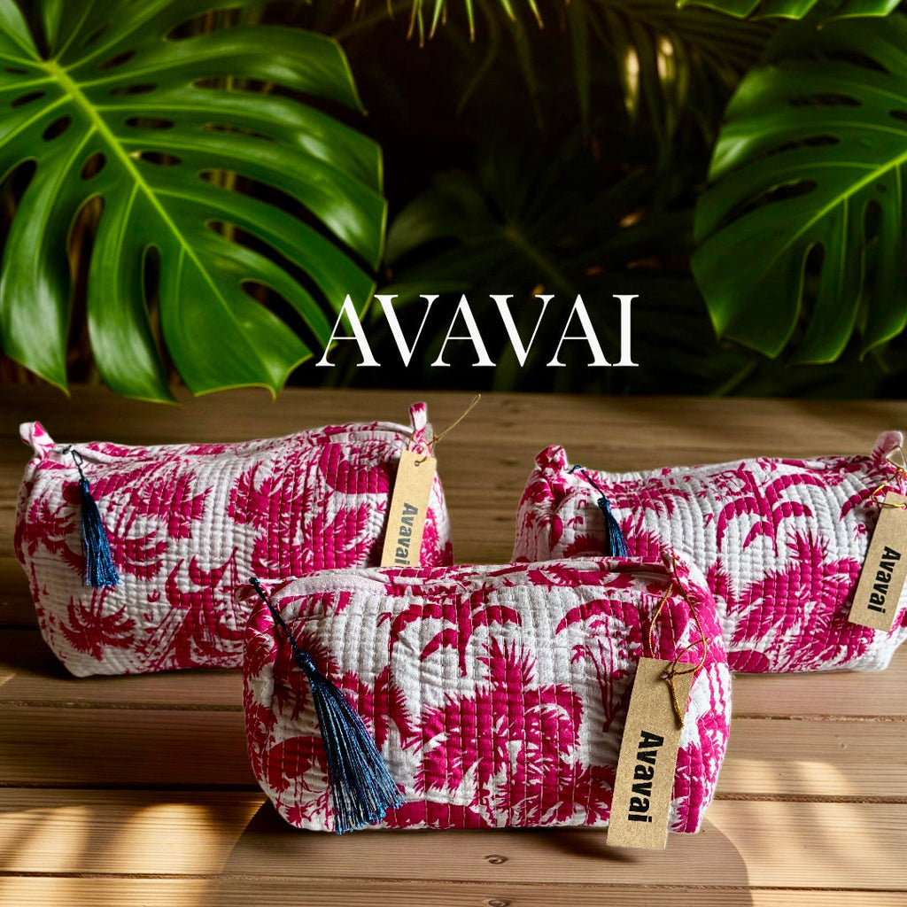 pochette viaggio fucsia palm in vibrant pink palm print with tassels and brand tags on a tropical background.