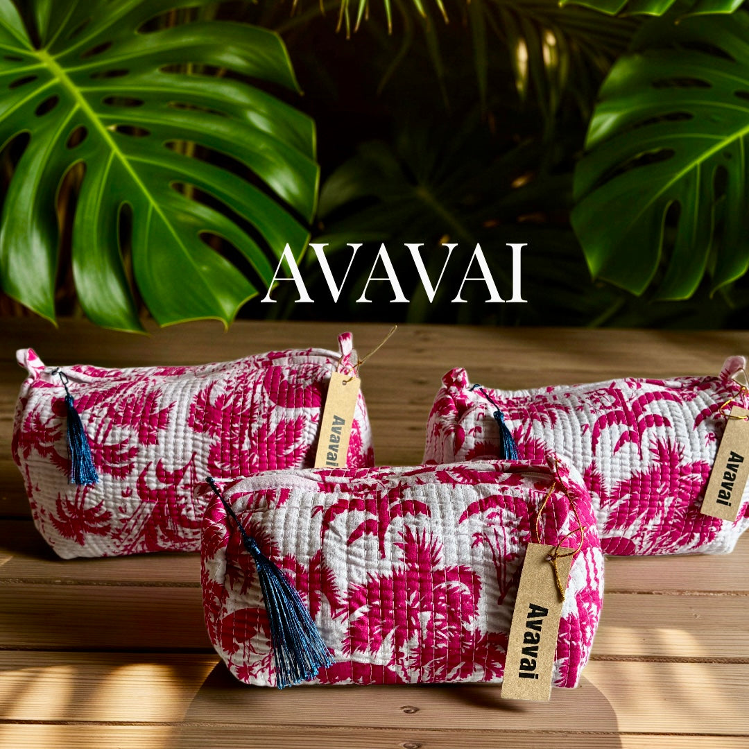 pochette viaggio fucsia palm in vibrant pink palm print with tassels and brand tags on a tropical background.