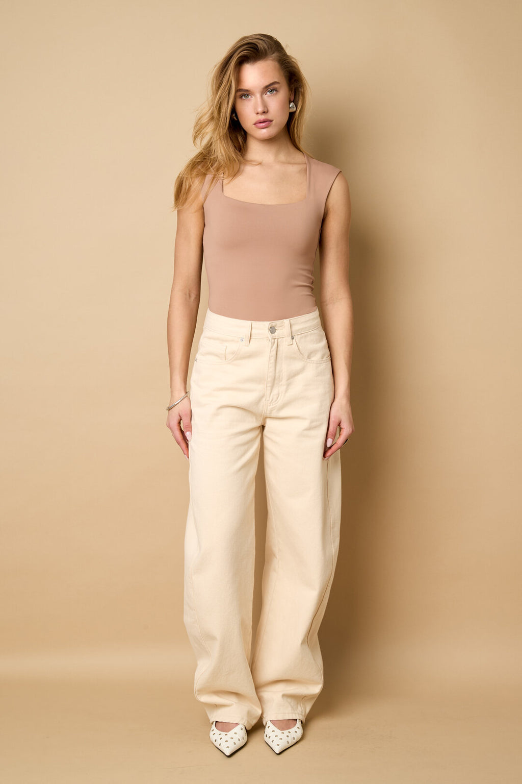 Bodycon abito scollo all'americana con gonna bianca e scarpe eleganti, stile primaverile ed estivo.
